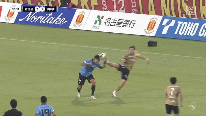 【映像】危険な顔面足裏キック