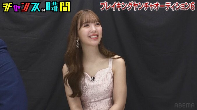 藤田ニコルが色っぽいドレス姿で芸人オーディションをジャッジ！ 集合写真モノマネに「あるある」と大ウケ 3枚目