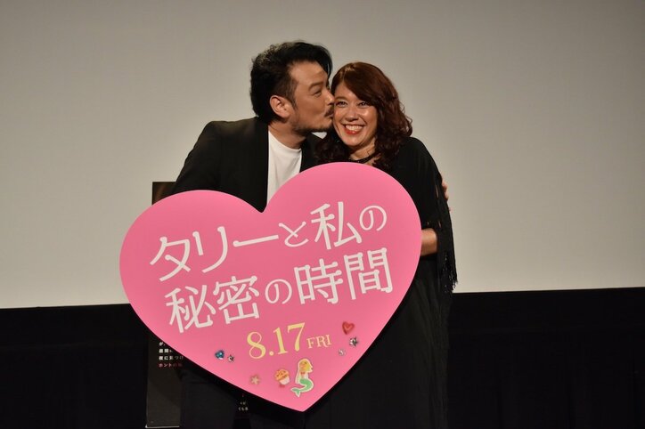 LiLiCo、夫・小田井涼平と夫婦2ショット初登壇! サプライズの手紙に涙