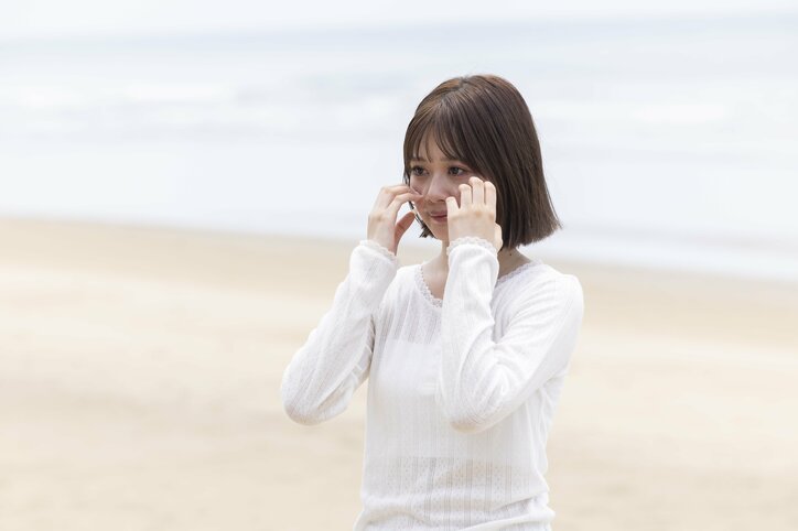 【写真・画像】美脚スラリのモテモテ高3女子、オーバー白Tシャツで海辺デート!男子がドキドキ『今日好き』ホアヒン編第3話 4枚目