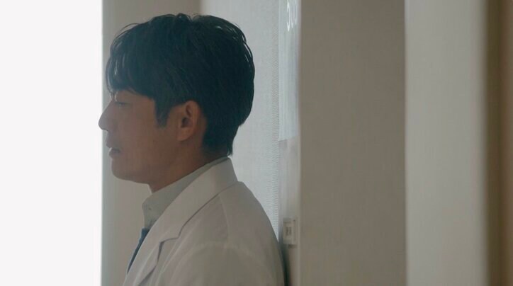 【写真・画像】美人ナースとの不倫が泥沼…津田健次郎、風呂上がりの逢瀬で色気爆発「前髪下ろしてえちえち」「発狂モノ」ファン大興奮『グレイトギフト』5話 2枚目