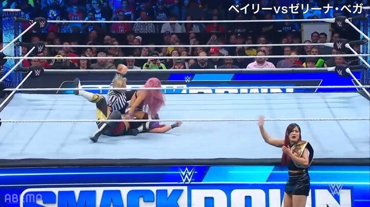 女子レスラー、顔面クラッシュの“ダブルニー”に会場騒然! 「なんてこった…」リングサイドのイヨ・スカイも絶望リアクション