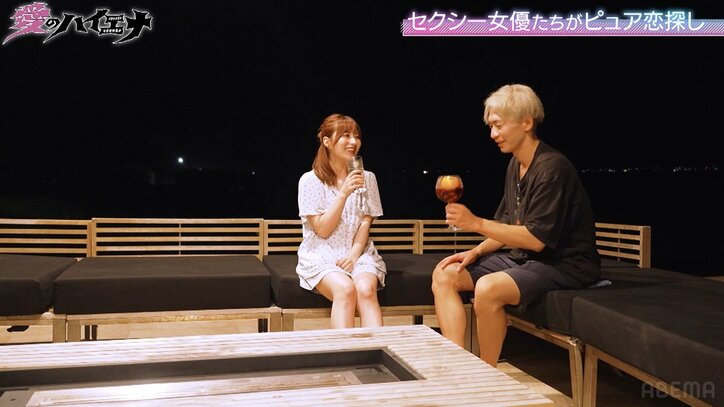 レジェンドセクシー女優、美脚あらわなミニ丈パジャマ姿で “日本一のナンパ師”に手を握られ…ドギマギする姿に「かっわいい~!」の声