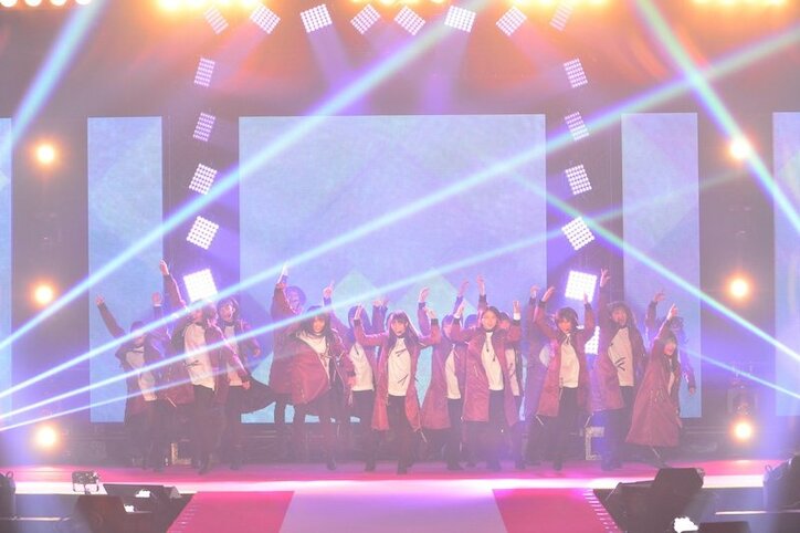 欅坂46がミニライブ、シングル表題曲で「ガルアワ」沸かせる