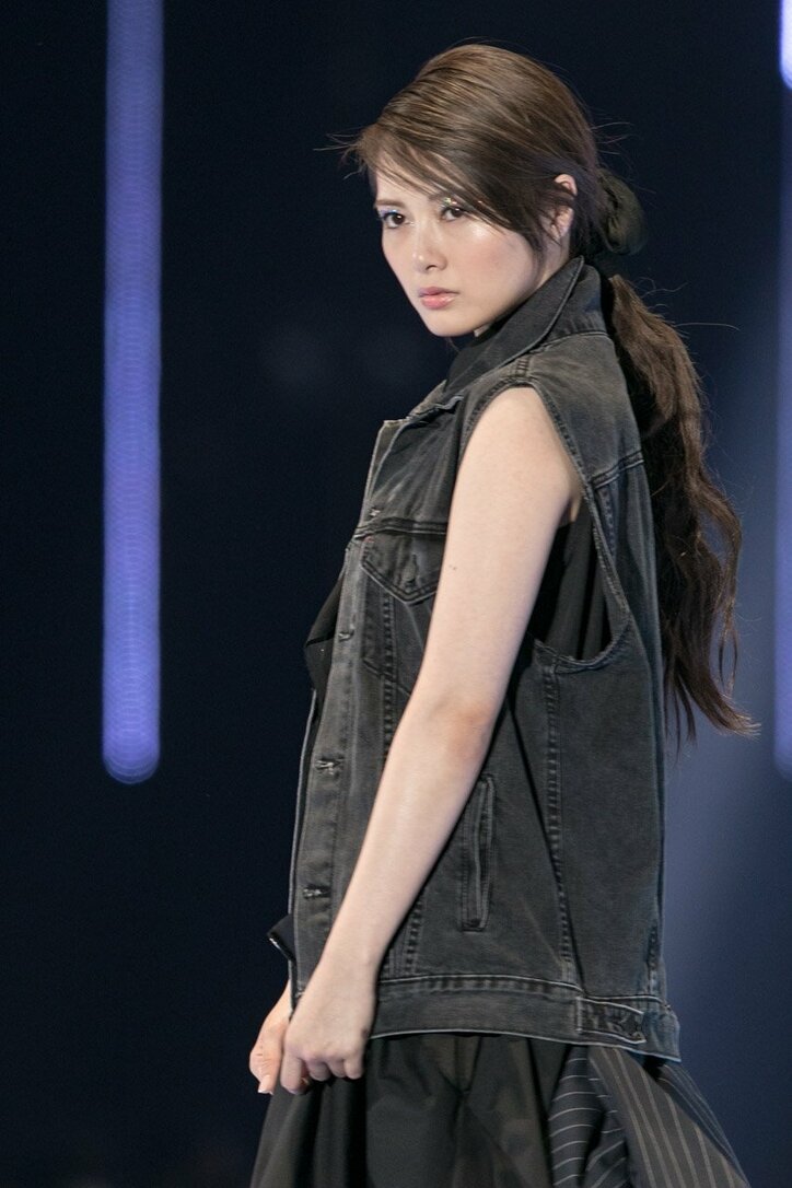 乃木坂46、白石麻衣は”クールまいやん”、松村沙友理は”にこるんポーズ”でTGCランウェイ堂々闊歩