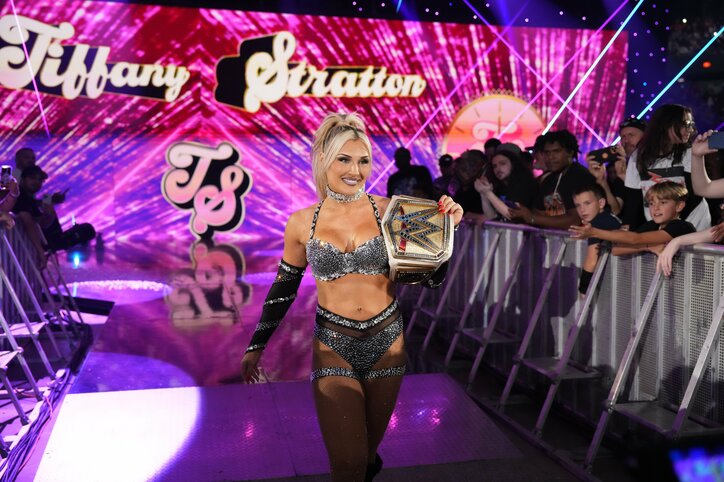 【画像】“元体操”金髪美女、美腹筋「チラ見せ」私服ショット