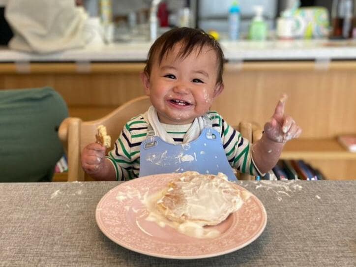  豊崎由里絵アナ、次男の1歳の誕生日をスマッシュケーキで祝福「自由に手づかみで」 