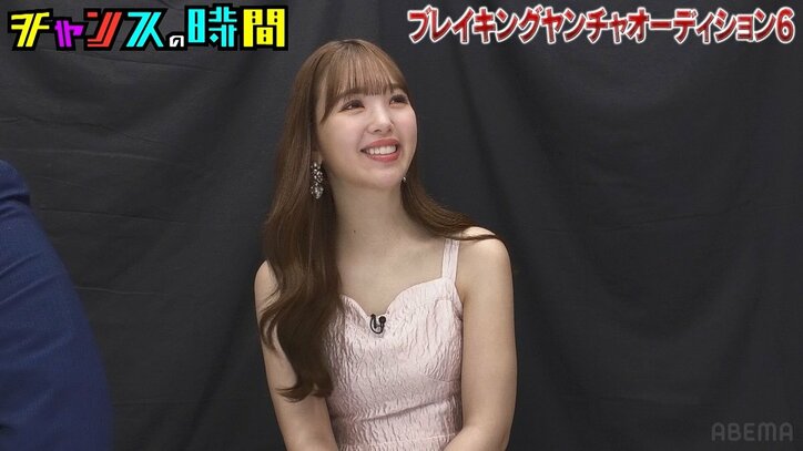 藤田ニコルが色っぽいドレス姿で芸人オーディションをジャッジ！ 集合写真モノマネに「あるある」と大ウケ