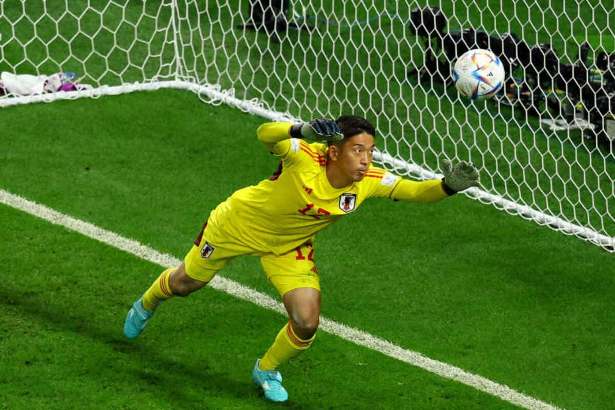 W杯】「なんてセーブだ！」 権田の“圧巻ジャンピングセーブ”に