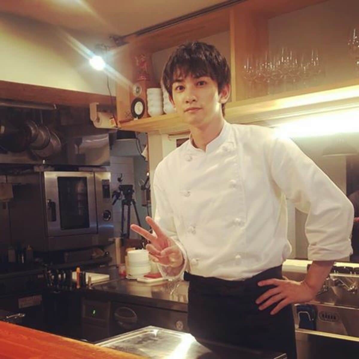 町田啓太 コックコート姿の ギルティ オフショットに ああかっこいい ピースが可愛い と反響 話題 Abema Times