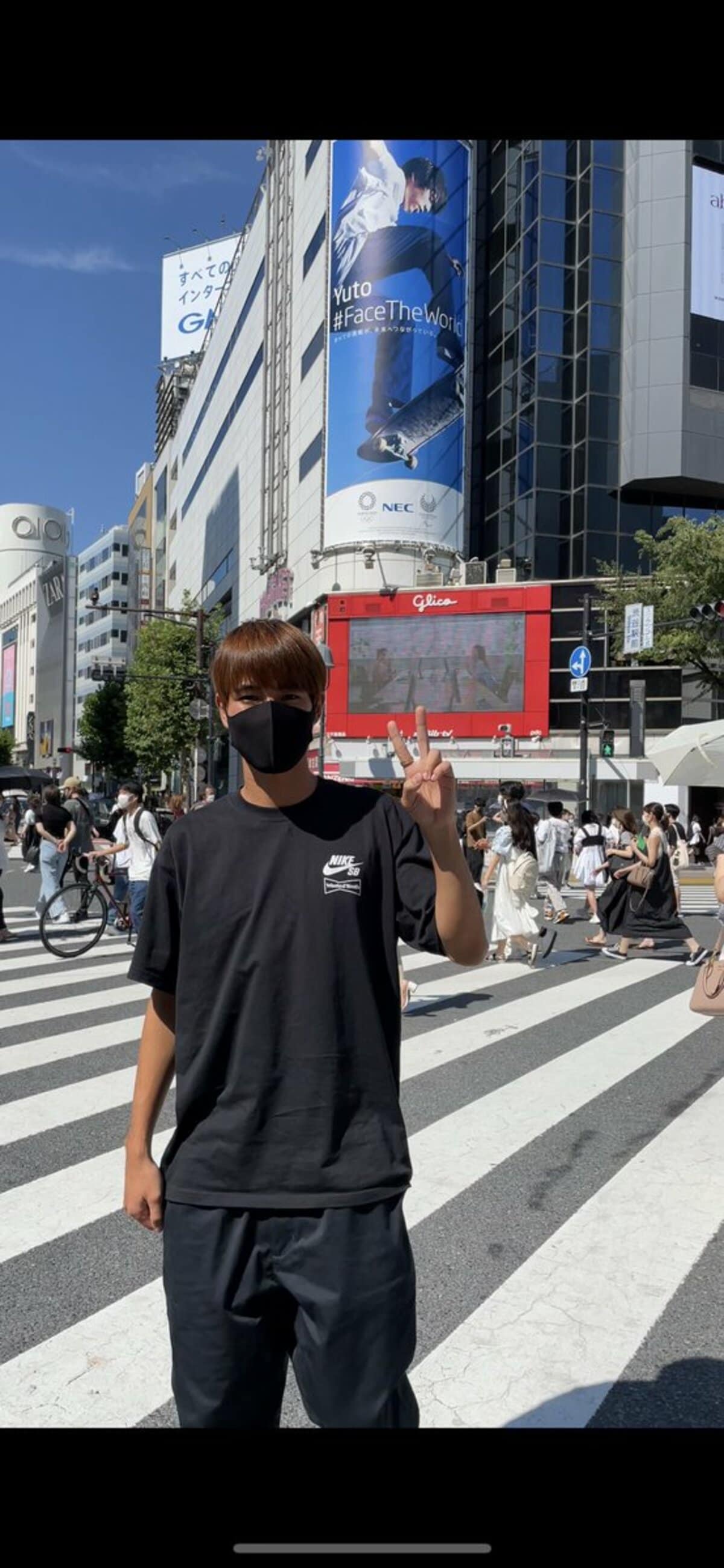 堀米雄斗選手、渋谷で自身の巨大ポスターとの2ショット披露 