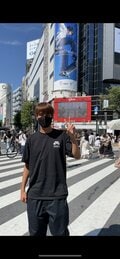 堀米雄斗選手、渋谷で自身の巨大ポスターとの2ショット披露 「スクランブル交差点に金メダリストが」と歓喜の声