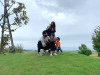 アレクサンダー『ダディーから離れない美人ちゃん』