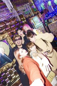 IVAN、若槻千夏と同世代で意気投合 “まさかのエッグポーズと裏ピース”で集合写真