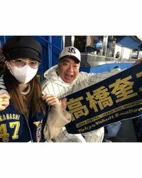 「子どもが小さいので行けないと思ってた」板野友美、出川哲朗と夫・高橋奎二選手の野球観戦を楽しむ