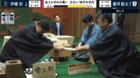 【映像】伊藤七段の初・封じ手と佐藤九段のフォロー