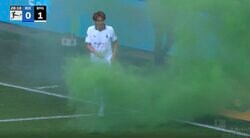 スタジアム騒然！ 板倉滉も思わず困惑… 荒れるサポーターが発煙筒を投げこむ→場内で火災が発生する瞬間