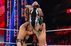 全米が揺れた？ 超巨漢レスラーによる衝撃にリングとカメラが“大揺れ” 「ダメ、ダメだって…」レフェリーが懸命の制止も