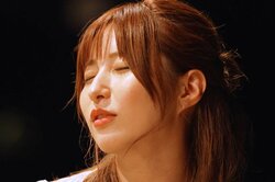 レジェンドセクシー女優、美脚あらわなミニ丈パジャマ姿で “日本一のナンパ師”に手を握られ…ドギマギする姿に「かっわいい～！」の声