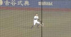 一体、どうなってるんだ！？ 野手困惑、打球が消えた！ 突然のゲリラ雷雨→選手がボールを見失う… 試合中断レベルの珍事にネット上の野球ファンから賛否