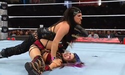 “デカ女”レスラー、日本人女子スーパースターを蹂躙…！ 衝撃光景にファンも“ドン引き”