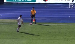 激レア事例の一発退場で大論争！「イエローで妥当」「あえて副審にボールを蹴った」神戸DFの“パス”は侮辱行為に相当？