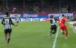 「怖っ…」「エグすぎる」 ボルシアMG板倉滉が体を張った“強烈ハードタックル”→相手を吹っ飛ばした瞬間　ライン際で相手のドリブルを阻止する激しいディフェンス