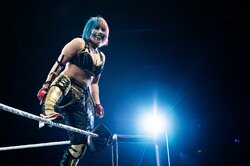 “史上最強”日本人女子レスラーのプライベート写真が「お茶目すぎる」…顔の大きさと同じパフェに食らいつくキュートな一枚