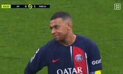 「はっ？ 俺が交代？」エンバペ、仏頂面でベンチに下がる→ロッカルームに消えた一部始終…「不満そうやな」「酷い仕打ちだ」「マドリードで待ってるよ」などネット話題