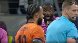 お前がなんで来るんだよ！ ドイツ代表の“最凶煽り野郎”が突如乱入→相手FWを指差して挑発する瞬間　味方のタックルのファウル判定にブチギレ！