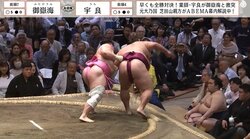 「腕の筋肉すごい」宇良、全勝死守の取組でファン驚愕の瞬間 御嶽海を受け止め勝負が決する直前の一コマ