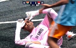 「何やってんだ！」GKが開始25秒で衝撃レッドカード…前代未聞の“エリア外パンチング”にネット騒然「ヘディングできたのでは？」「シュールすぎる」【キングスW杯】