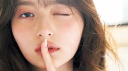 “令和最強ヒロイン”加藤栞、初ランジェリー＆すっぴん披露の1st写真集がリリース 『ヤンジャン』表紙＆巻頭グラビア飾る