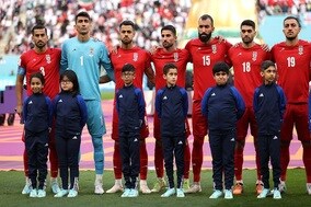 イラン、選手たちが国歌斉唱を拒否！　一部のファンもこれに賛同