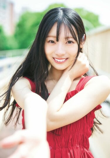 日向坂46・宮地すみれ、パジャマでリラックス＆大人の赤ワンピ姿 『週