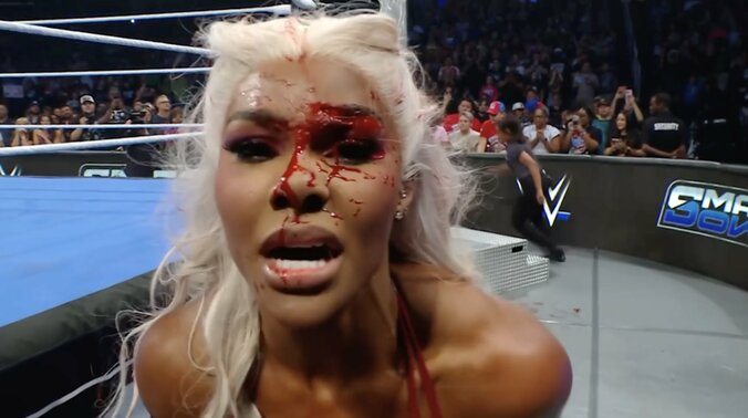 額から流血しながら興奮気味にカメラへ向かってくるジェイド・カーギル