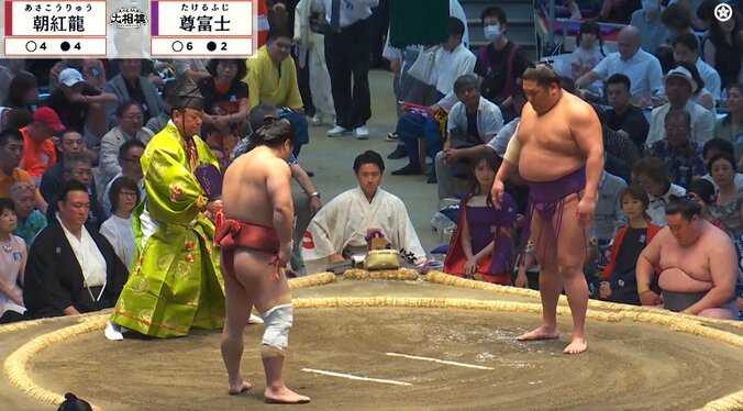 「美人さんがいる」溜まり席に“個性的”な出で立ちで話題 「尊富士と紫コラボ」「姿勢もキレイ」ファン熱視線 2枚目