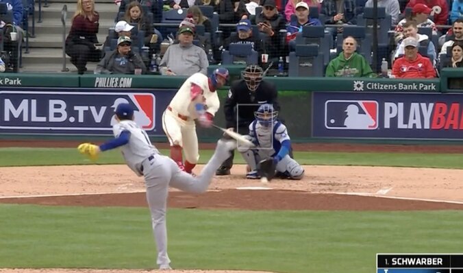 【写真・画像】やってらんねえ… 山本由伸、鋭く急落する“魔球”が「エグい」「なんやこれ」相手打者が無念の“三振バット投げ”　1枚目