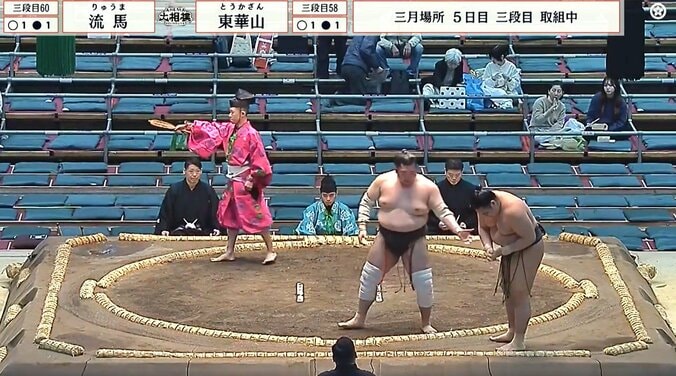 【写真・画像】「折れた？」取組中、力士の手に“異変” 視線を落とし気にする珍しい仕草に心配の声 取組後にも気にかける様子　1枚目