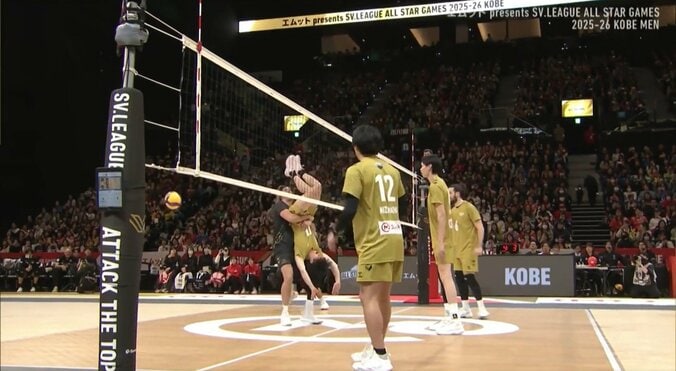 バレーボールで“目を疑う”珍プレー 選手を逆さ吊りにして足でスパイク！？ アリーナざわめき 3枚目