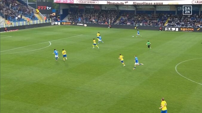 「本当にベッカム」伊東純也が極上アシスト！高精度40mサイドチェンジでゴールをお膳立て「針の穴を通すロングフィード」 4枚目