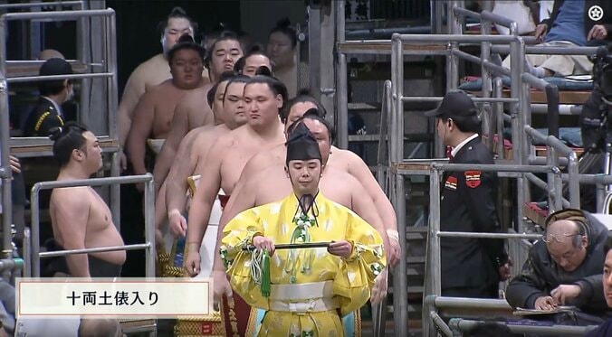 【写真・画像】取組前に「倒しちゃった」　行司「待て待て待て！」制止も…立ち合いのハプニングにファン驚き「これはケンカの予感」　1枚目