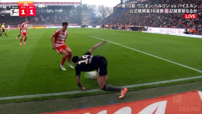 スライディングからすぐに立ち上がってターンするディアス