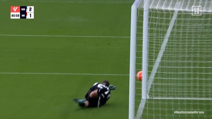 嘘だろ！久保建英、スーパーミドルでゴラッソ“未遂”「心臓バクバクえぐい」「キーパー空気読んでよ」圧巻ダイレクトボレーにスタジアムも騒然 4枚目