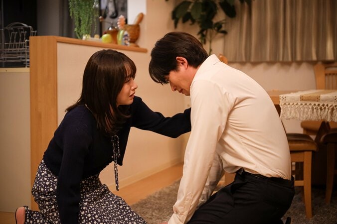 【写真・画像】がん告知の夫に寄り添う美人妻、寝顔の横で検索したのは「死亡保険金」… 『余命3ヶ月のサレ夫』第1話　1枚目