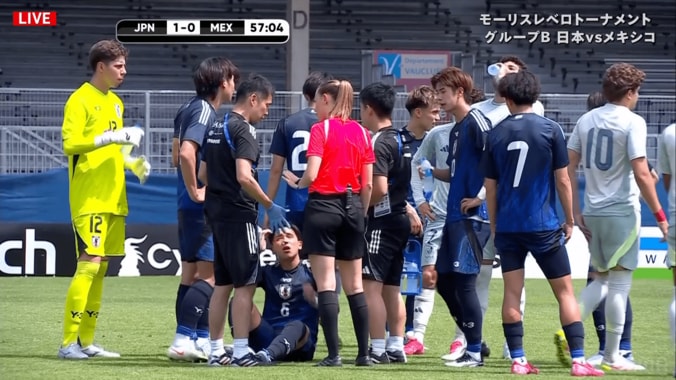 「レッドだろ！」“悪質な肘打ち”でU-20日本代表MFが悶絶…「ガッツリ振ってる」「イエローは酷い」「完全に顔を狙ってる」小倉幸成を出血させたメキシコMFにファン怒り 5枚目