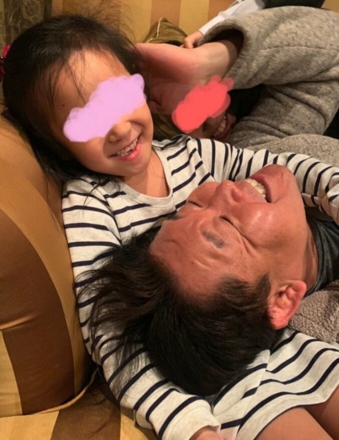 花田虎上、末娘に膝枕してもらっている写真公開「最高に癒されますね」「嬉しそう」の声 1枚目