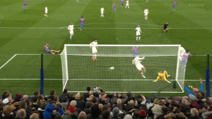 「柔らかすぎる」鎌田大地の“至高のロブパス”にファン驚愕！「そこ見えてんの意味わからん」芸術的なゴール演出 4枚目