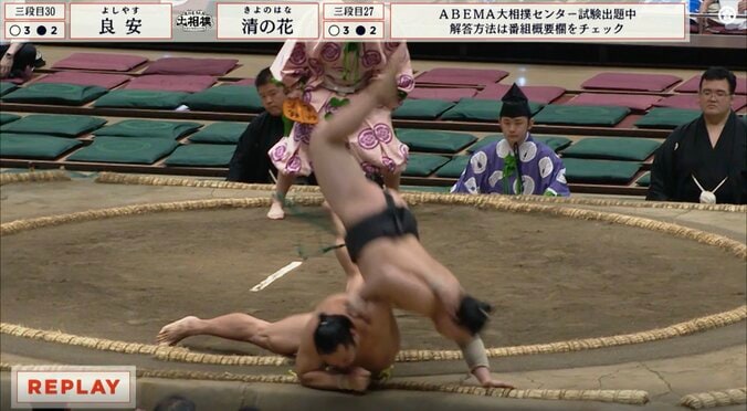 「腕危なかったな」行司軍配も差し違った“驚異の突き落とし”に館内どよめく 物凄い体勢で転落も勝利「すごいな着地」驚きの声 4枚目