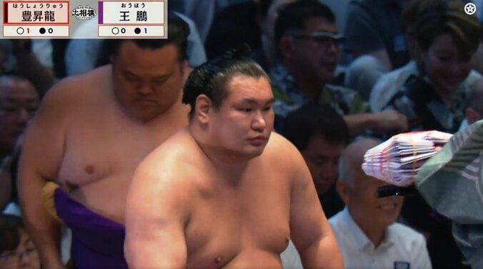 「ワイの年収を一瞬で…」横綱・豊昇龍が受け取った“分厚すぎる”ご褒美 懸賞が地方場所“過去最多本数”を記録 「懸賞にどよめいてる」驚きの声 3枚目